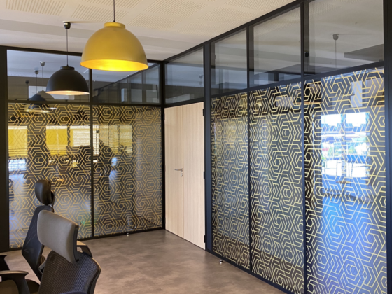 vitrophanie cloisons vitre bureaux open space entreprise salle réunion vis à vis