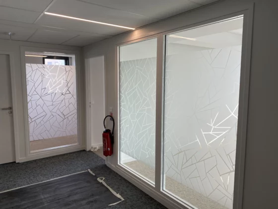 Vitrophanie, vis a vis