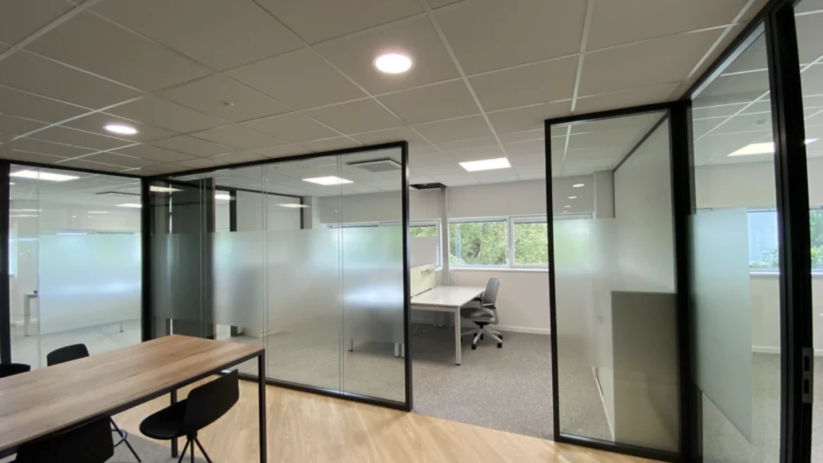 Vitrophanie dépoli, vis a vis, bureaux