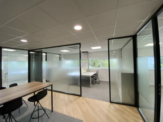 Vitrophanie dépoli, vis a vis, bureaux