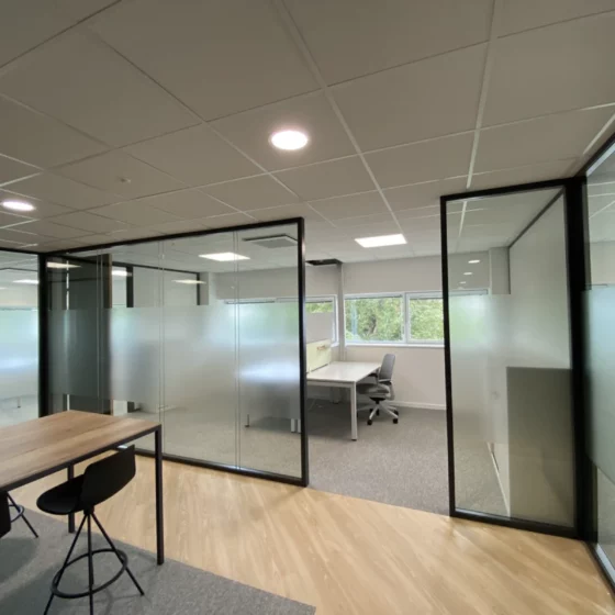 Vitrophanie dépoli, vis a vis, bureaux