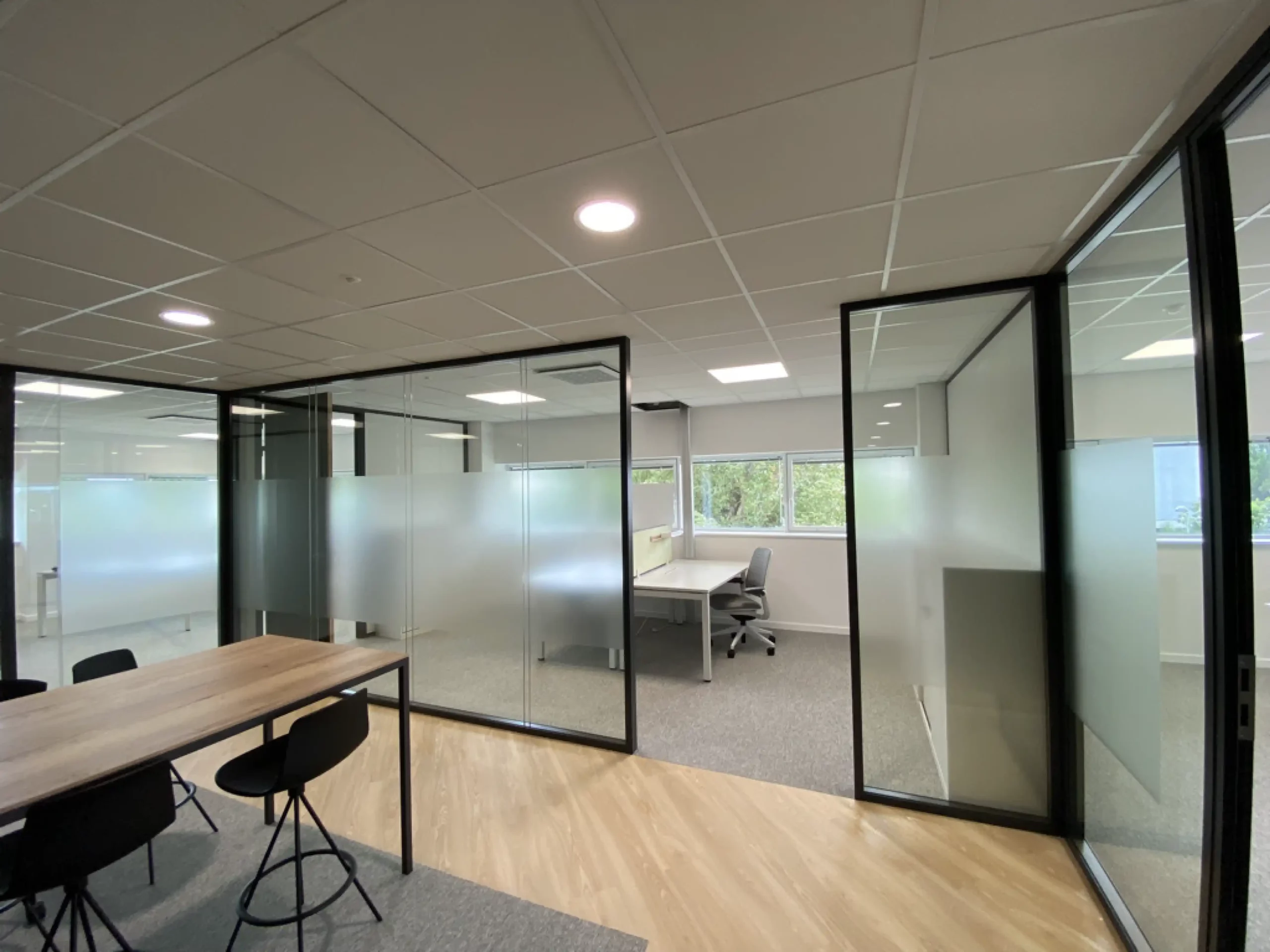 Vitrophanie dépoli, film anti regard vis a vis, bureaux