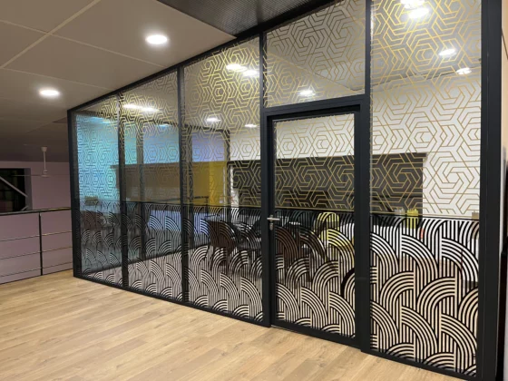 Vitrophanie, décoration, découpe, vis a vis