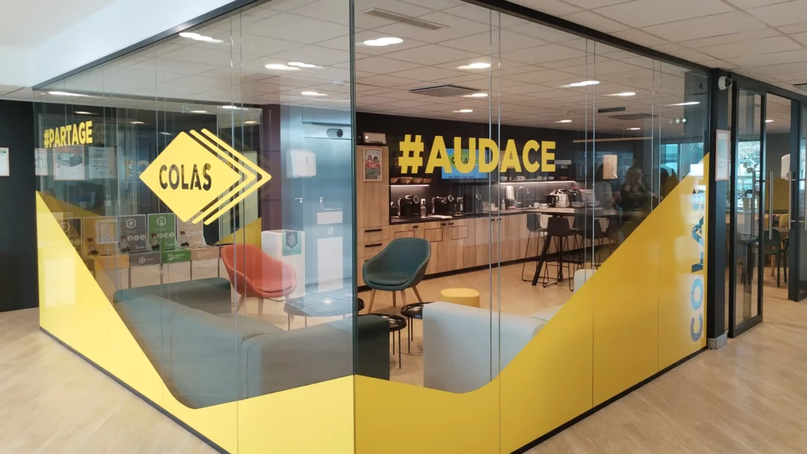 Vitrophanie découpe forme Décoration signalétique esthétique sticker