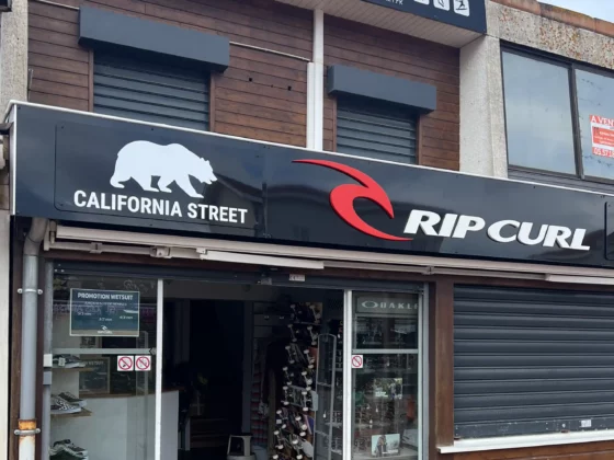 California Street, Dibond Découpé, Logo Adhésif