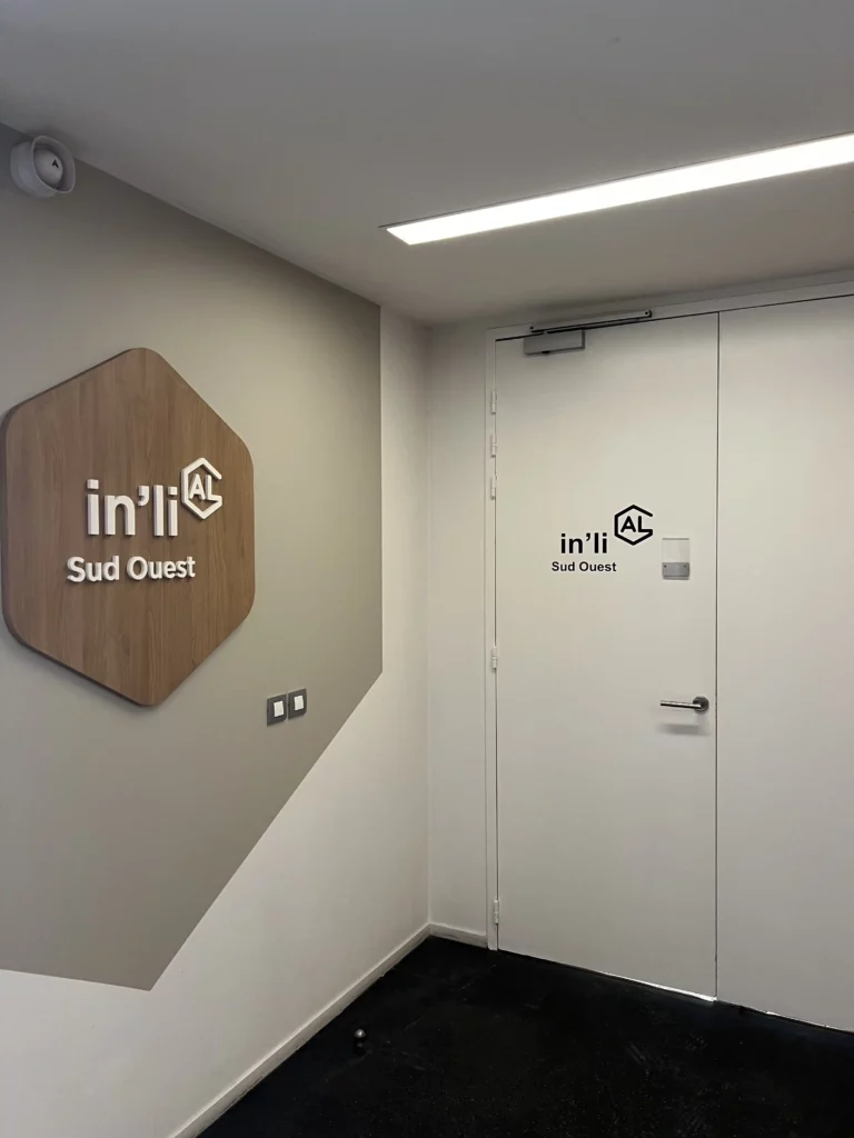 Lettres découpées adhésives