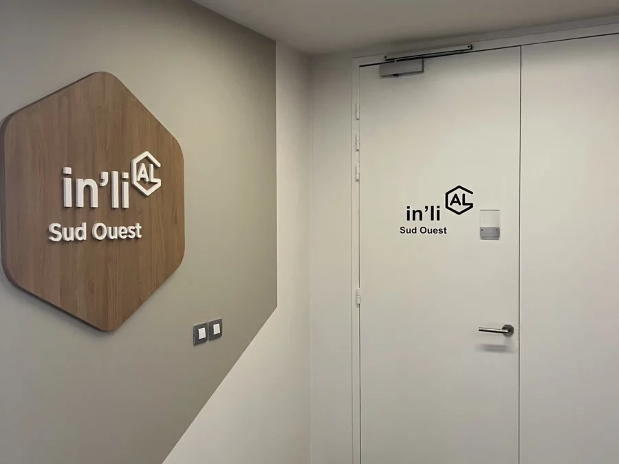 Lettres découpées adhésives