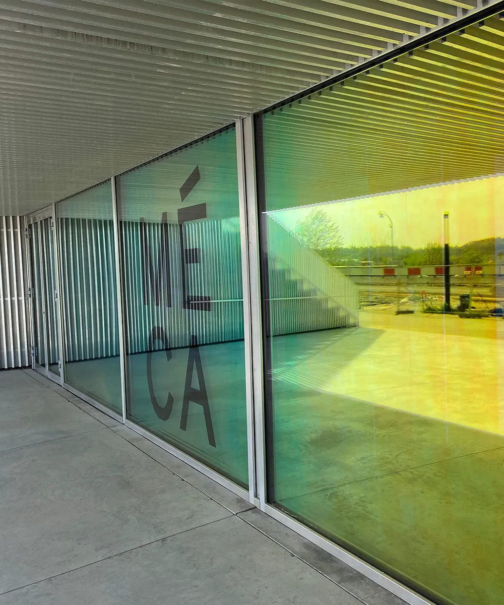vitrophanie vitrine collectivité musée MECA Bordeaux film dichroique