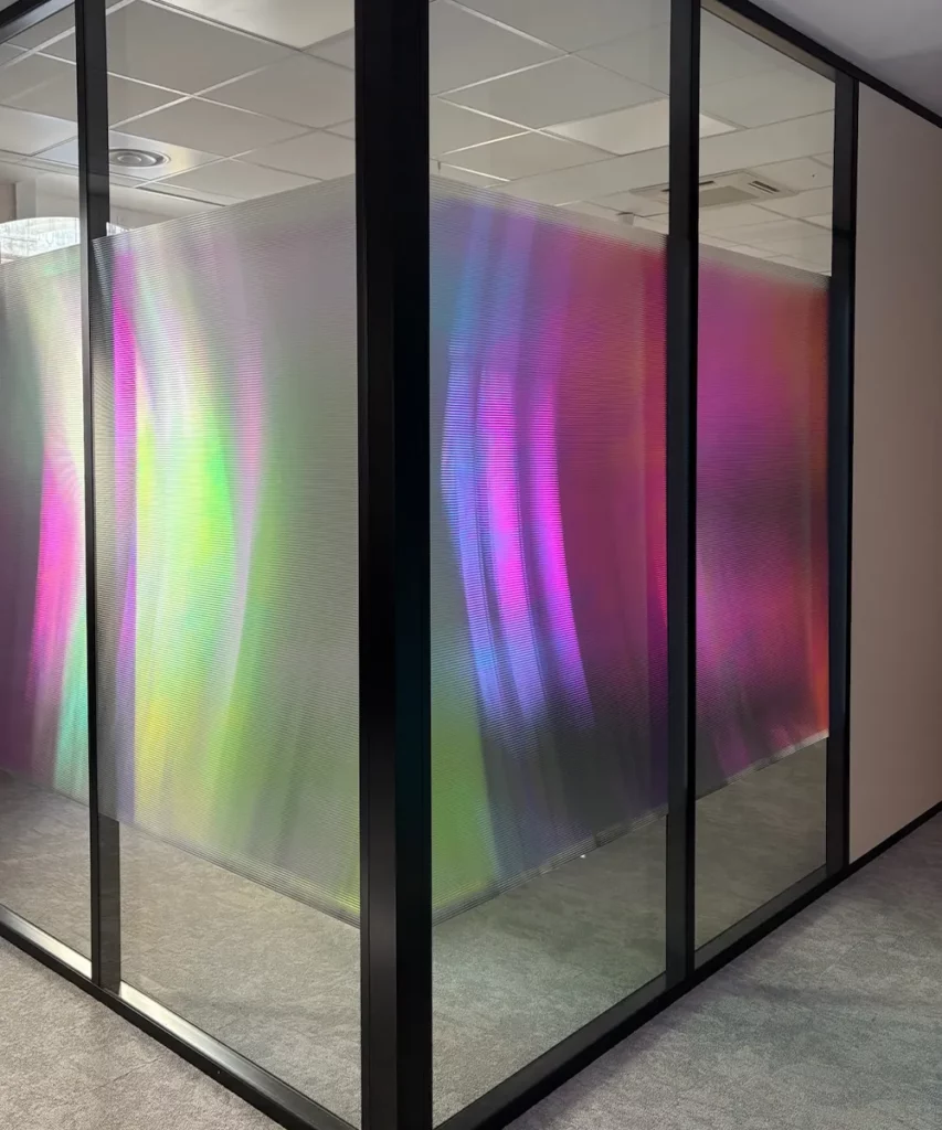 vitrophanie double film chromatique dichroique déformant esthétique cloison bureau vitre