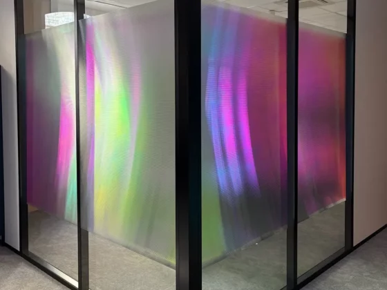 vitrophanie artistique film anti regard chromatique dichroique bureaux vitre open space