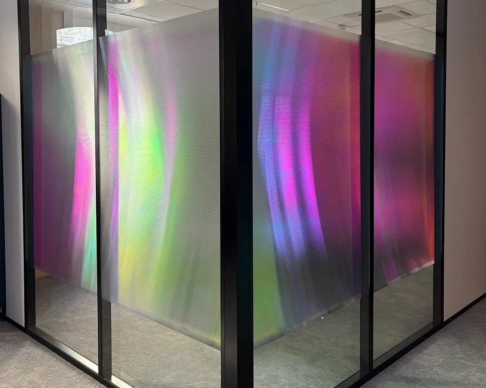 vitrophanie artistique film chromatique dichroique bureaux vitre open space