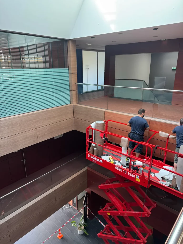 pose film cover styl effet bois entreprise hall intérieur