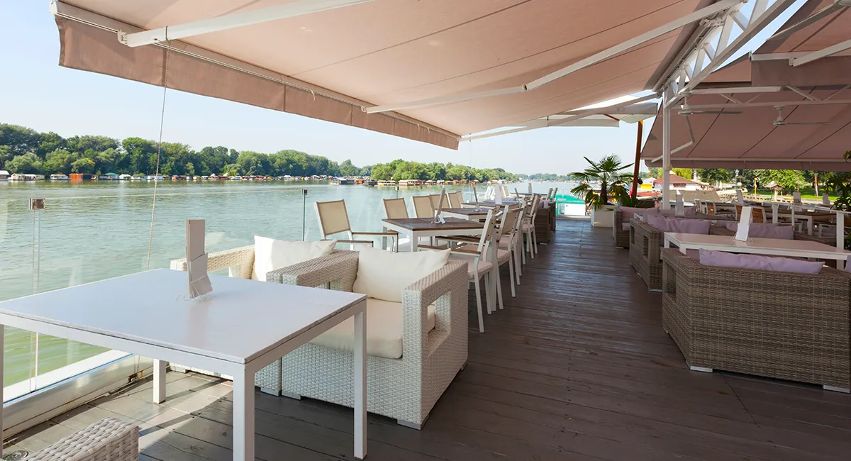 store extérieur banne sur mesure professionnel restaurant terrasse