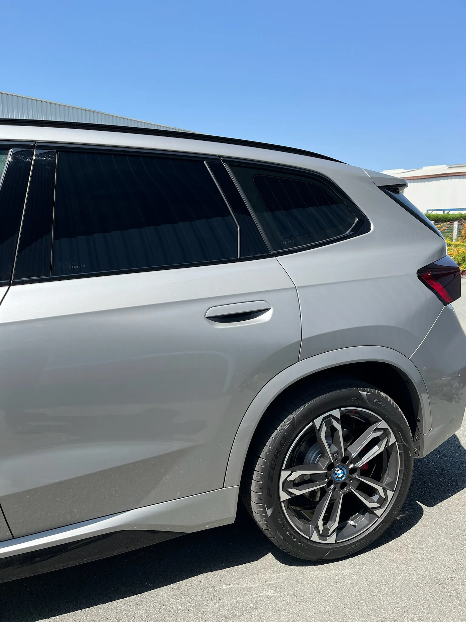 Vitres teintées arrières BMW IX1 Kontrast Bordeaux