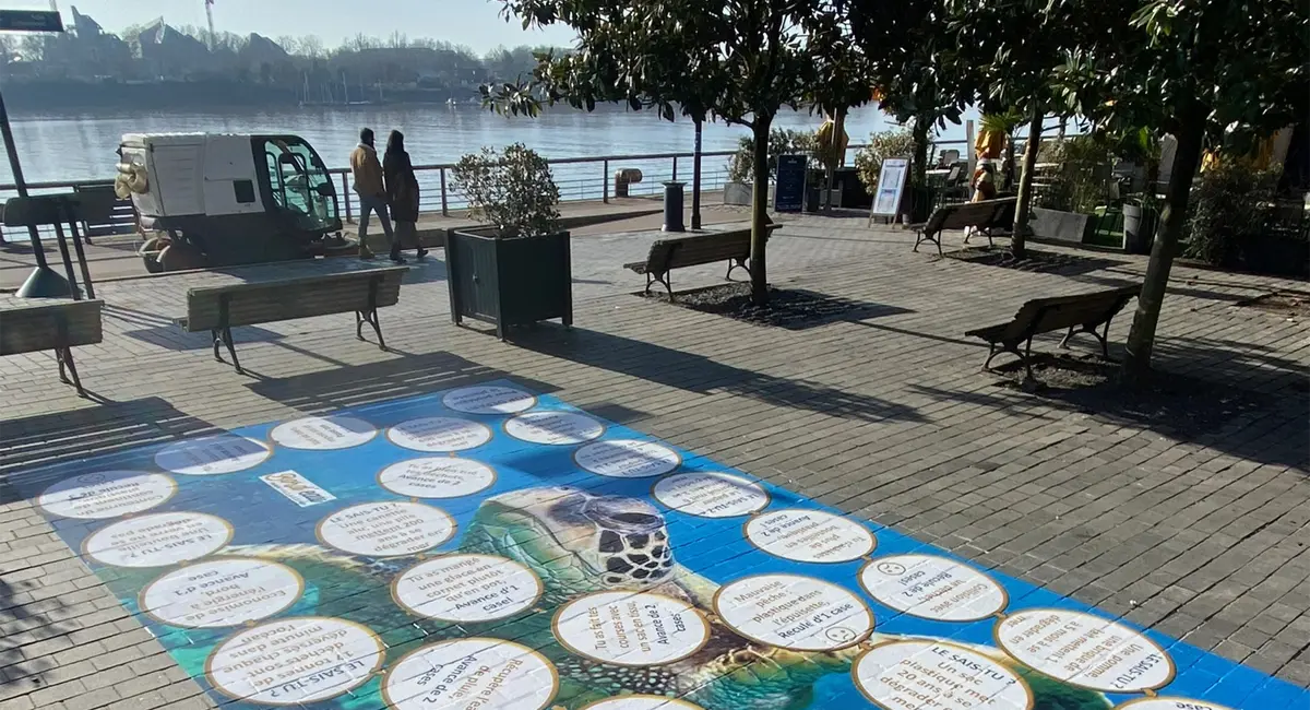 marquage au sol extérieur pavé bord'eau village