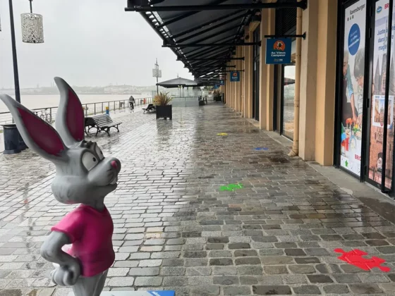 marquage au sol extérieur commerce retail bord'eau village ravensburger