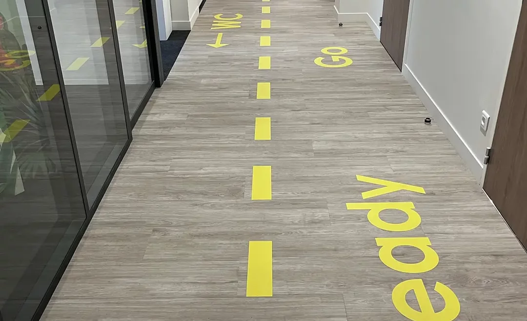 marquage au sol intérieur signalétique bureaux adhésif décoratif open space couloir