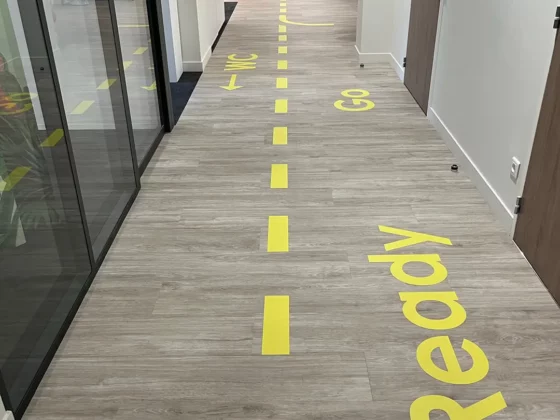 marquage au sol intérieur signalétique bureaux adhésif décoratif open space couloir