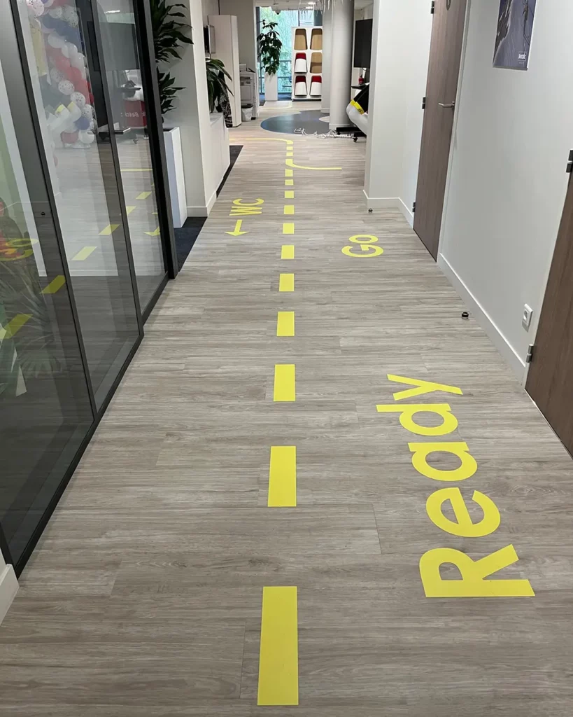marquage au sol intérieur signalétique bureaux adhésif décoratif open space couloir