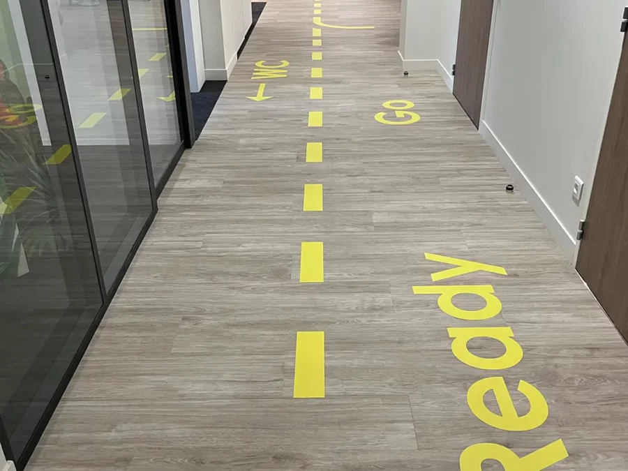 marquage au sol intérieur signalétique bureaux adhésif décoratif open space couloir