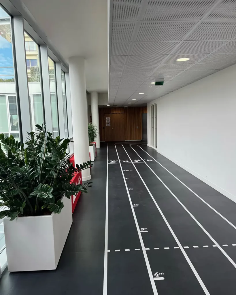 marquage au sol intérieur couloir adhésif décoratif bureaux open space hall accueil entrée