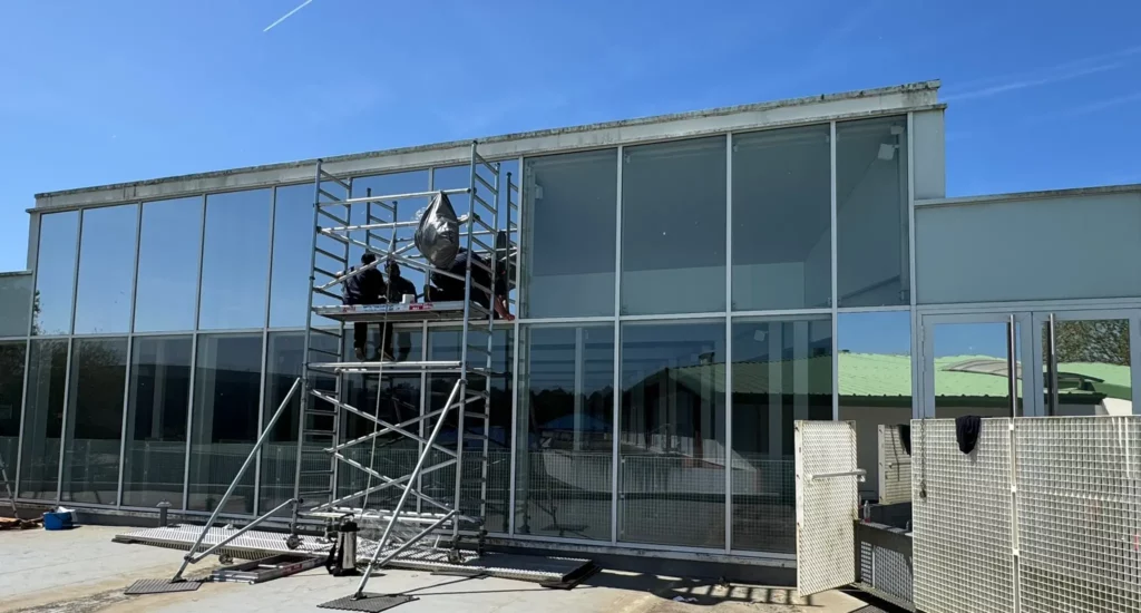 pose film solaire pour vitrage erp poseur installation anti chaleur façade
