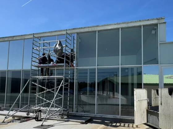 pose film solaire pour vitrage erp poseur installation anti chaleur façade