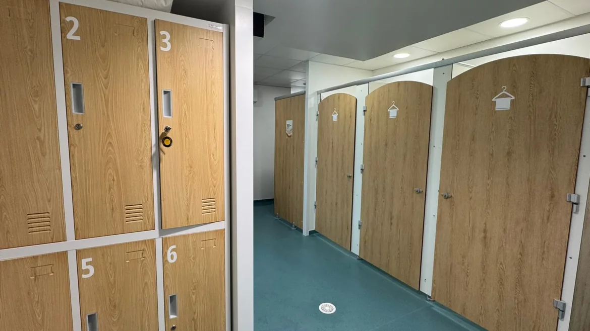 signalétique intérieure vestiaire centre santé balnéothérapie piscine vestiaire casier porte douche