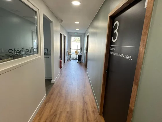 signalétique intérieure couloir porte cabinet dentaire