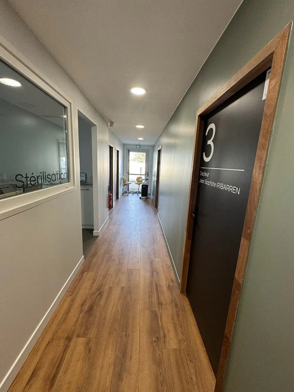 signalétique intérieure couloir porte cabinet dentaire